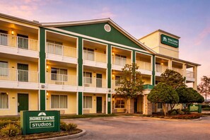 Front of property - HomeTowne Studios by Red Roof Houston - West Oaks/ Energy Corridor (Houston)