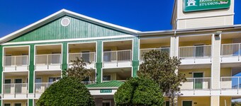 HomeTowne Studios by Red Roof Houston - West Oaks/ Energy Corridor