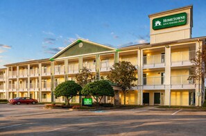 Front of property - HomeTowne Studios by Red Roof Houston - West Oaks/ Energy Corridor (Houston)