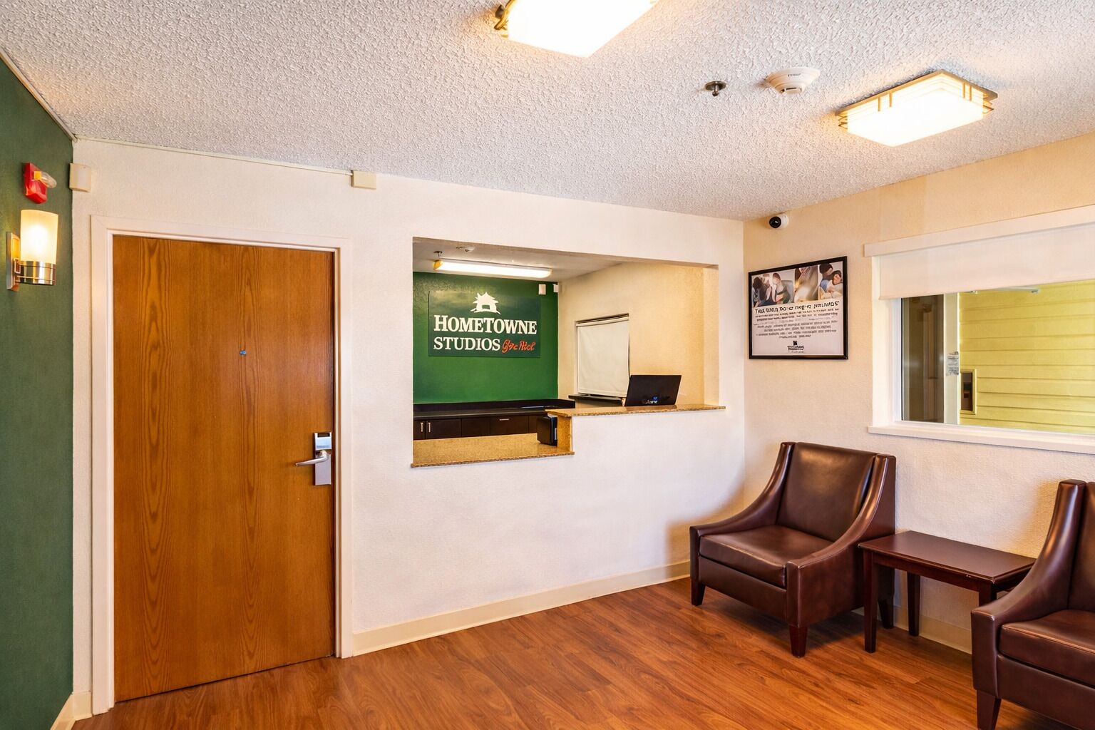 Foto - HomeTowne Studios by Red Roof Houston - West Oaks/ Energy Corridor