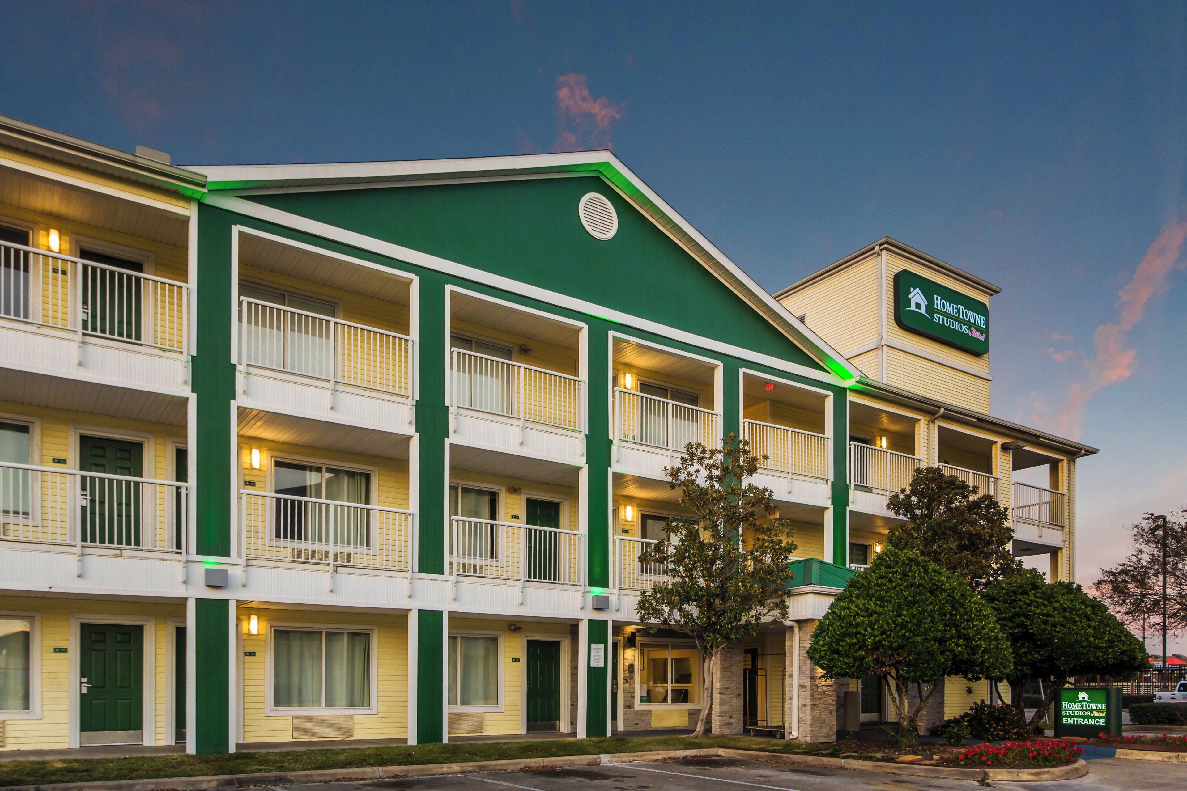 Photo - HomeTowne Studios by Red Roof Houston - West Oaks/ Energy Corridor