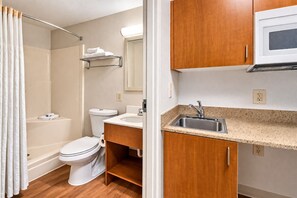 淋浴設備、免費盥洗用品、毛巾