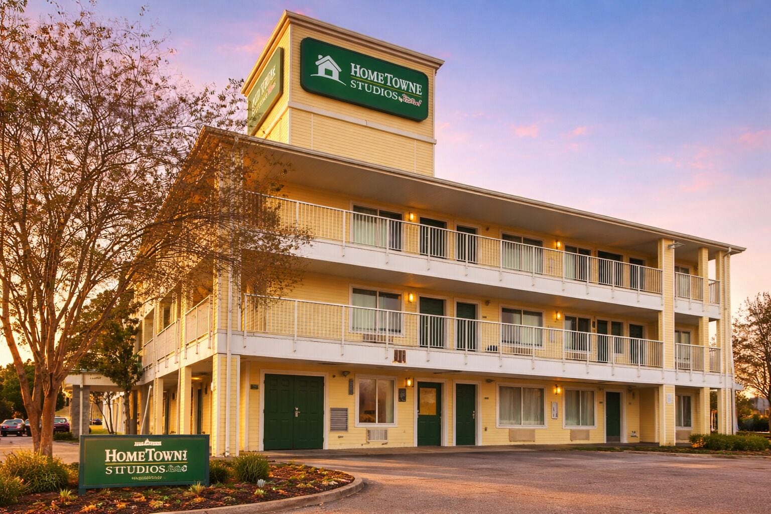 Photo - HomeTowne Studios by Red Roof Houston - West Oaks/ Energy Corridor