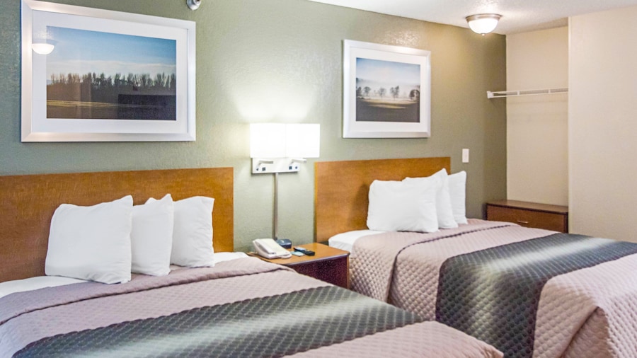 HomeTowne Studios by Red Roof Houston - West Oaks/ Energy Corridor