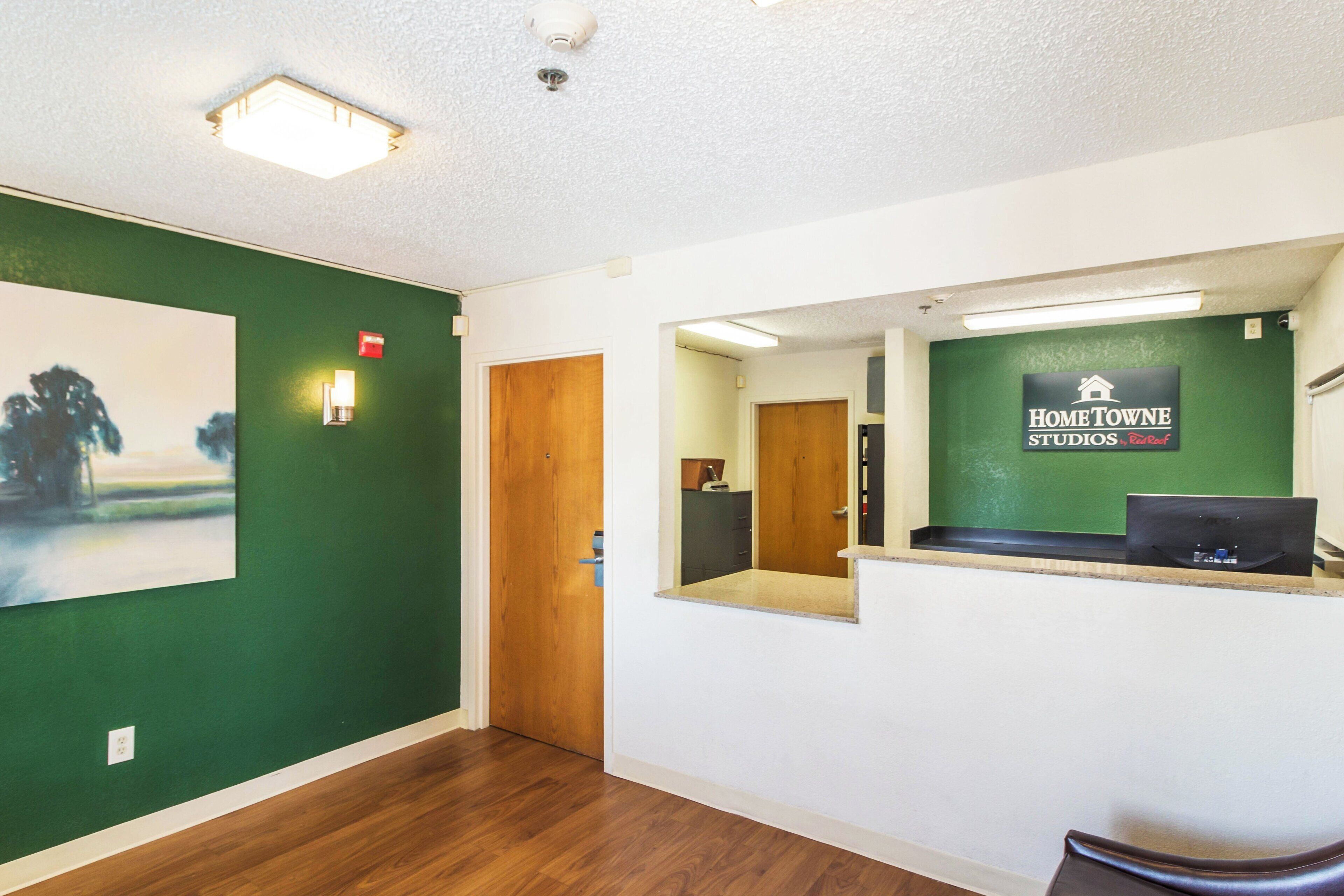 Photo - HomeTowne Studios by Red Roof Houston - West Oaks - Energy Corridor