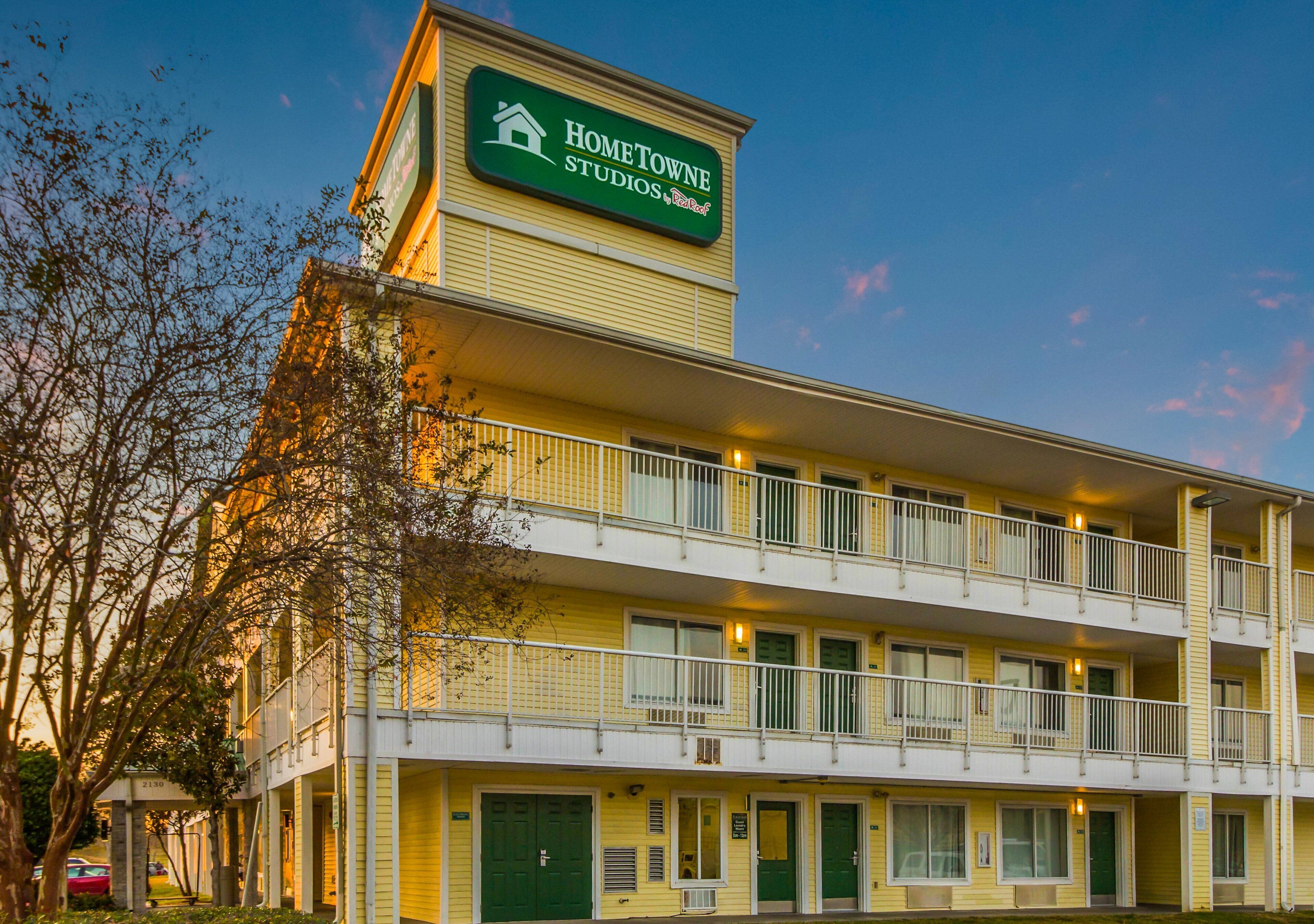 Photo - HomeTowne Studios by Red Roof Houston - West Oaks - Energy Corridor