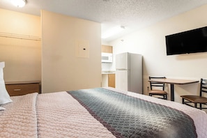 Free WiFi, bed sheets - HomeTowne Studios by Red Roof Houston - West Oaks/ Energy Corridor (Houston)