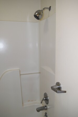 Ensemble douche/baignoire, douche hydromassante