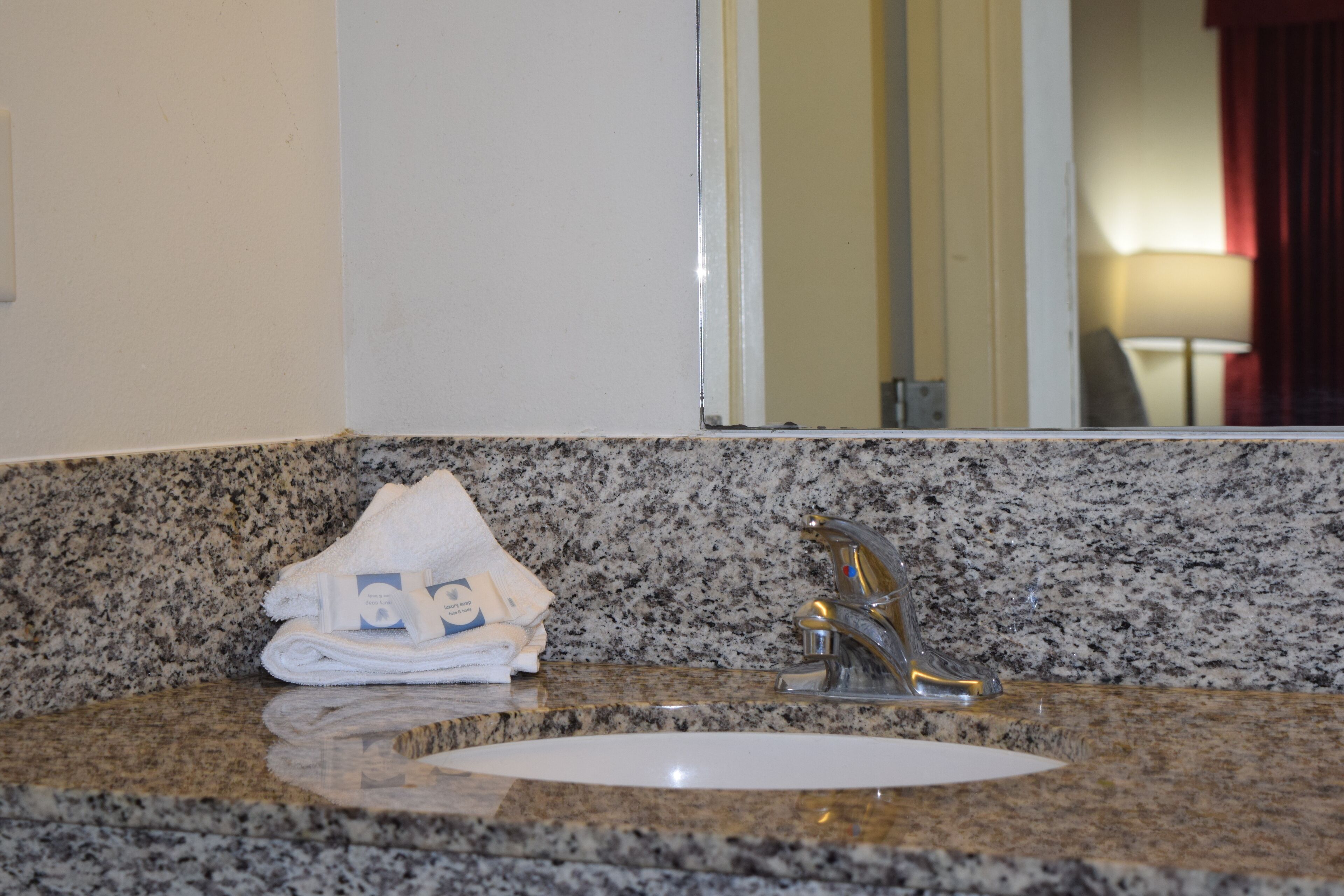Combined shower/tub, hydromassage showerhead, free toiletries