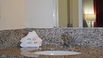 Combined shower/tub, hydromassage showerhead, free toiletries