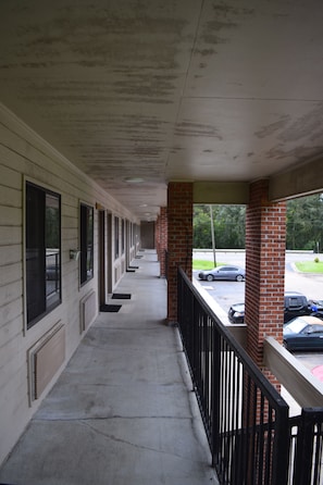 Hallway - Value Inn Livonia (Livonia)