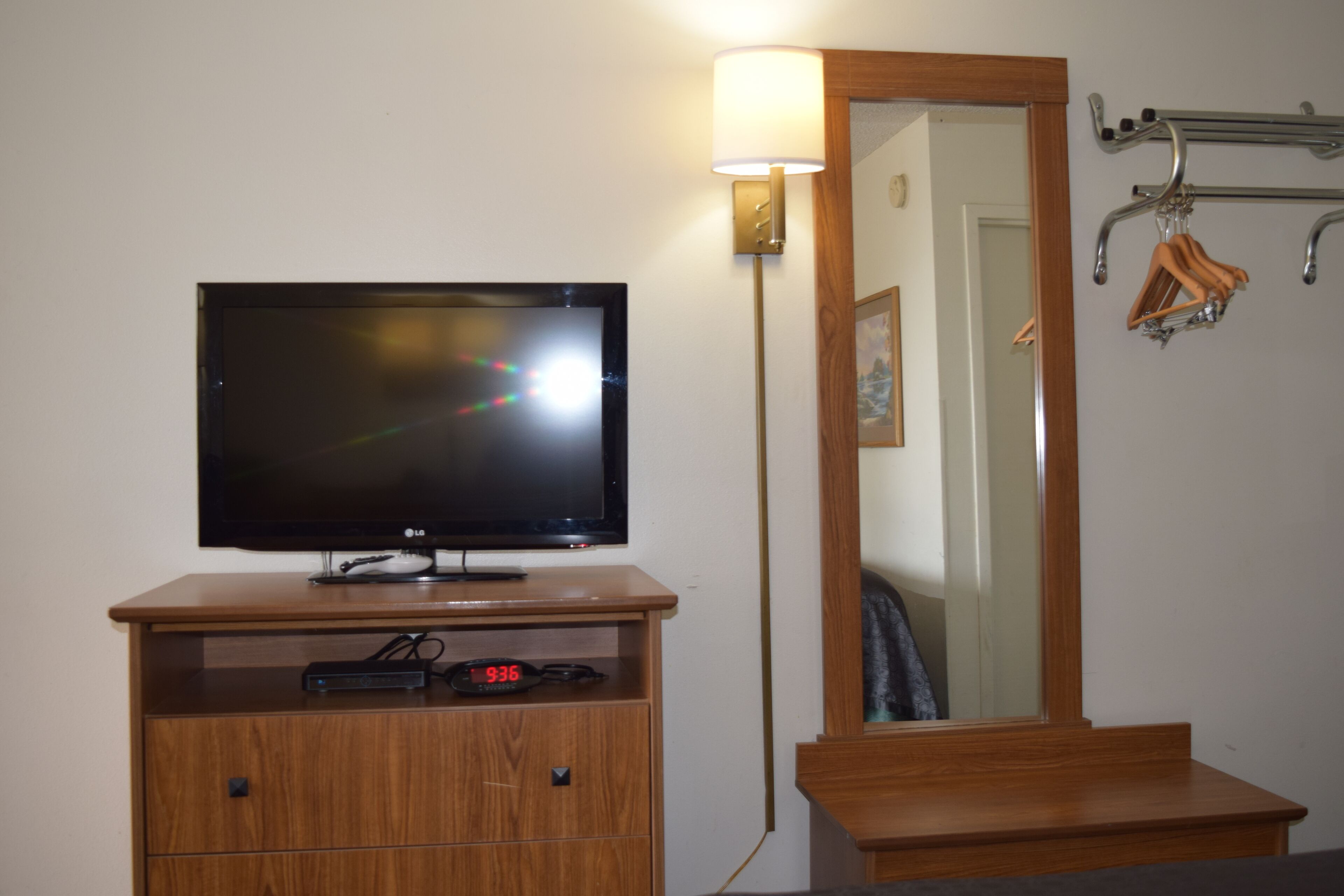 高档床上用品、羽绒被、办公桌、笔记本电脑工作区