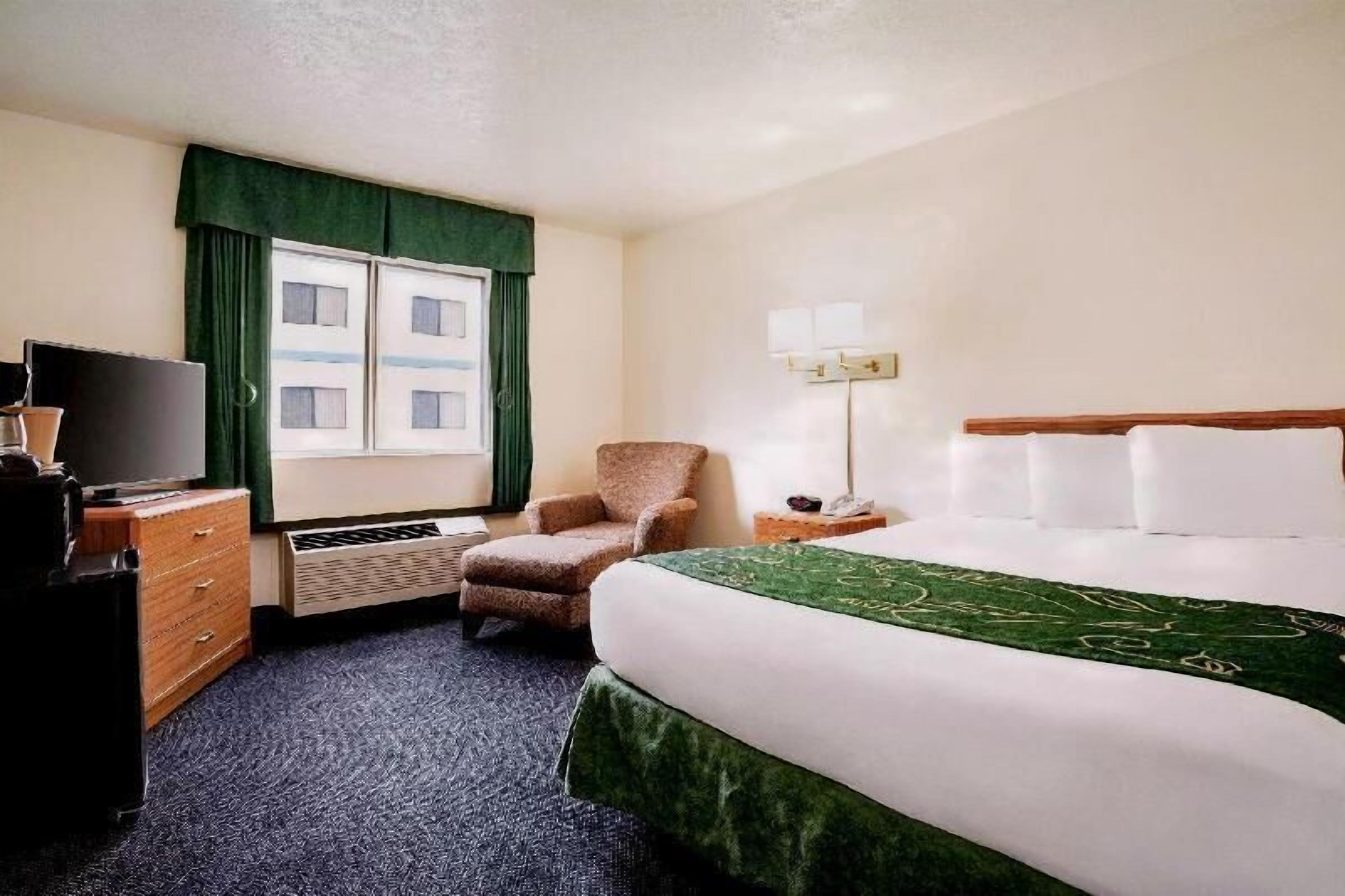 Skrivbord, mörkläggningsgardiner och strykjärn/strykbräda