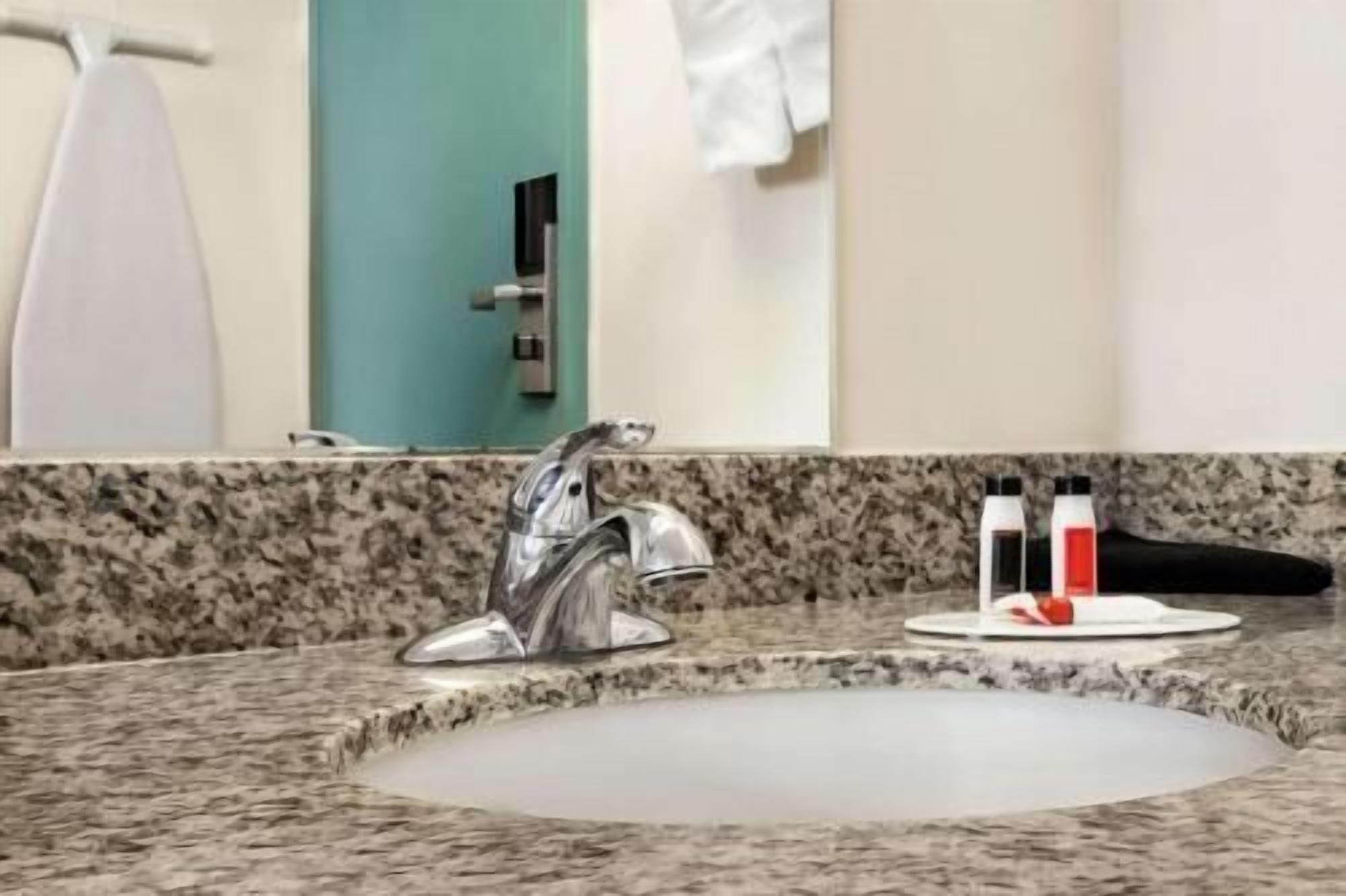 Badrum | Badkar/dusch, gratis toalettartiklar, hårtork och handdukar