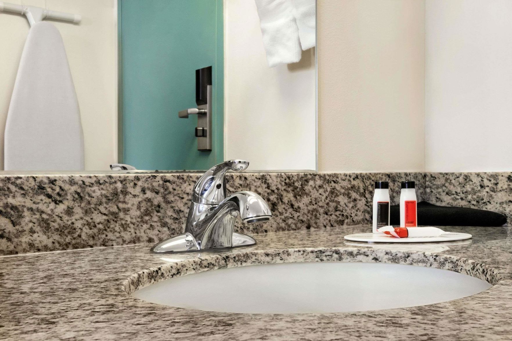 Badrum | Badkar/dusch, gratis toalettartiklar, hårtork och handdukar