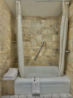 Standard Room, 1 King Bed | Bathroom | Hair dryer, bidet, towels