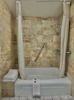 Habitación estándar, 1 cama de matrimonio grande | Baño | Secador de pelo, bidé y toallas