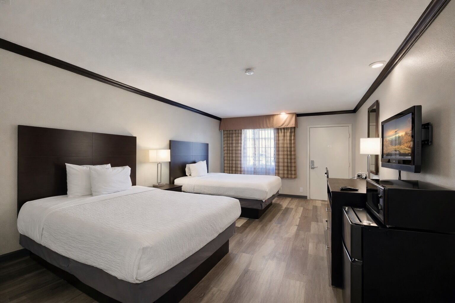 Kamar Standar, 2 Tempat Tidur Queen | Meja kerja, kedap suara, setrika/meja setrika, dan Wi-Fi gratis