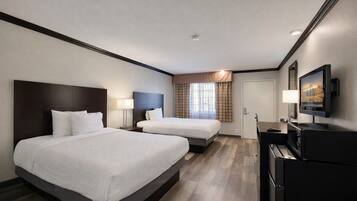 Kamar Standar, 2 Tempat Tidur Queen | Meja kerja, kedap suara, setrika/meja setrika, dan Wi-Fi gratis