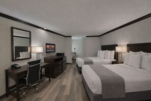 Quarto standard, 2 camas Queen | Escrivaninha, quartos à prova de som, ferros/tábuas de passar roupa