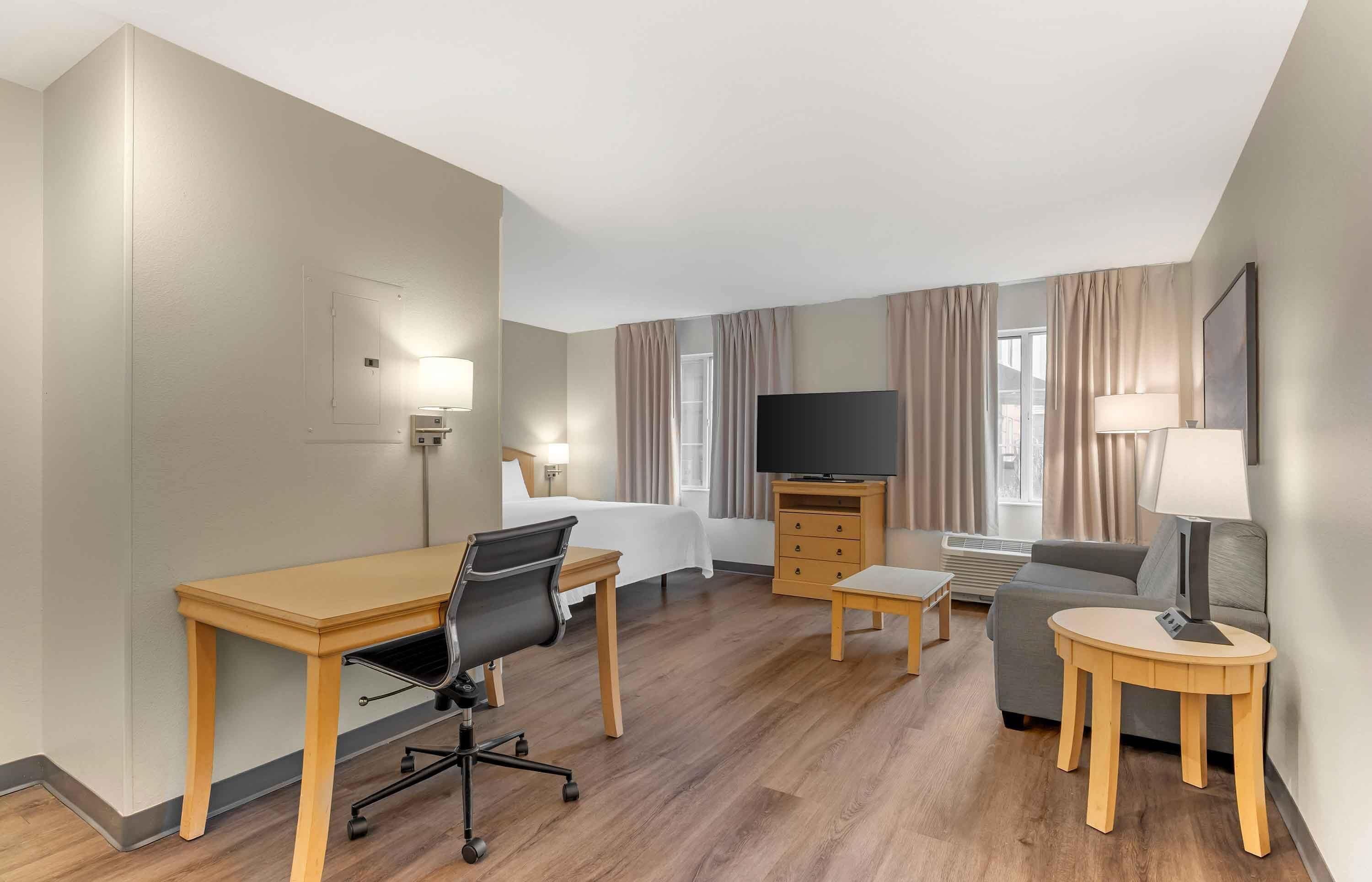 Deluxe Studio, 1 King Bed with Sofa bed, Non Smoking | Pillow-top beds, in-room safe, desk, iron/ironing board