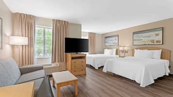 Studio Deluxe, plusieurs lits, accessible aux personnes à mobilité réduite, non-fumeurs | Surmatelas, coffres-forts dans les chambres, bureau