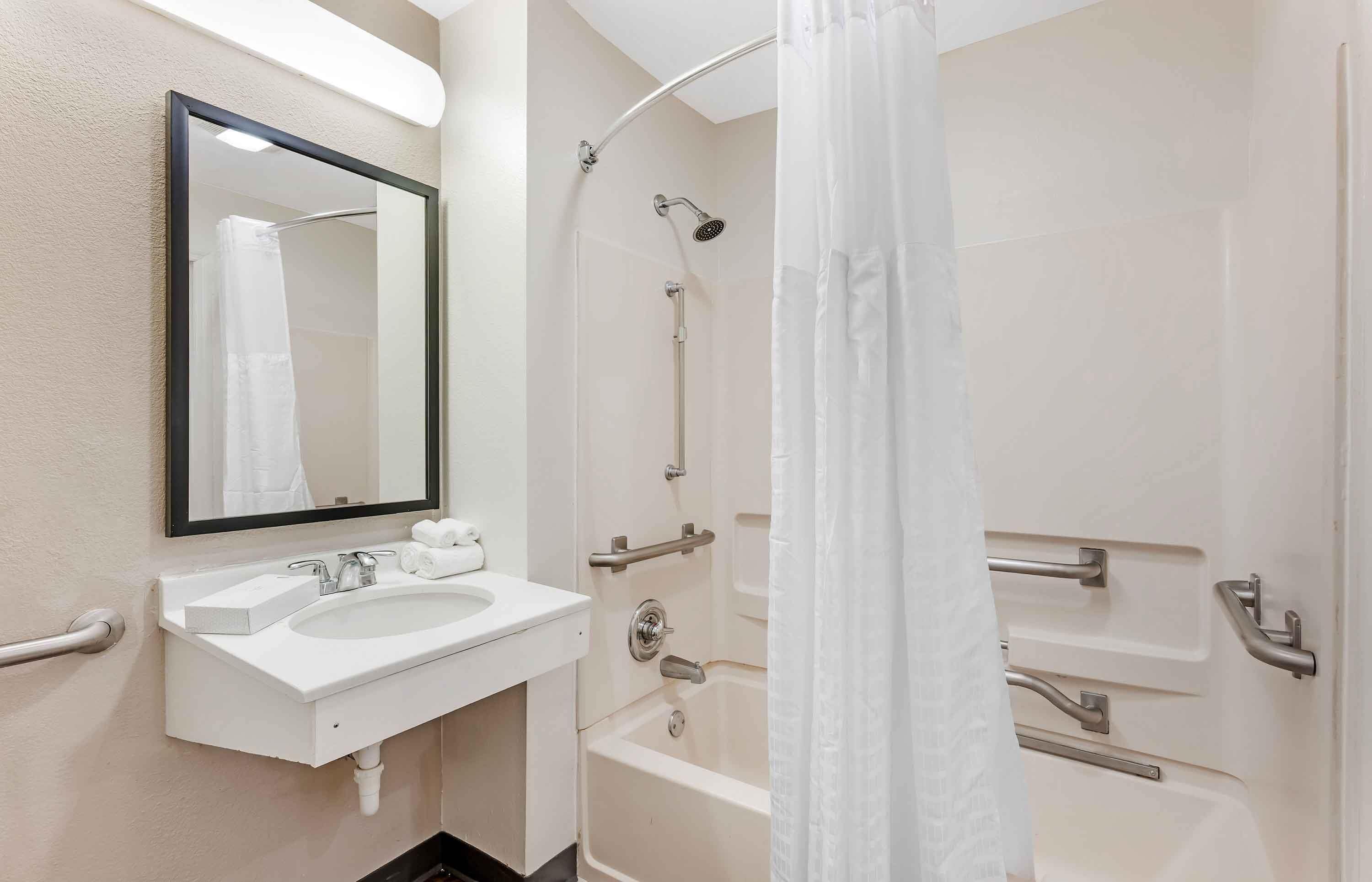 Deluxe Studio, Berbilang Katil, Accessible, Non Smoking | Bilik Mandi | Gabungan pancuran/tab mandi, kelengkapan dandanan diri percuma 