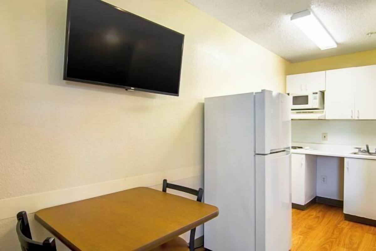 Fridge, microwave, stovetop