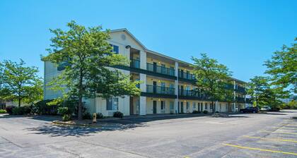 HomeTowne Studios by Red Roof Chicago - Waukegan