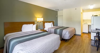 HomeTowne Studios by Red Roof Chicago - Waukegan
