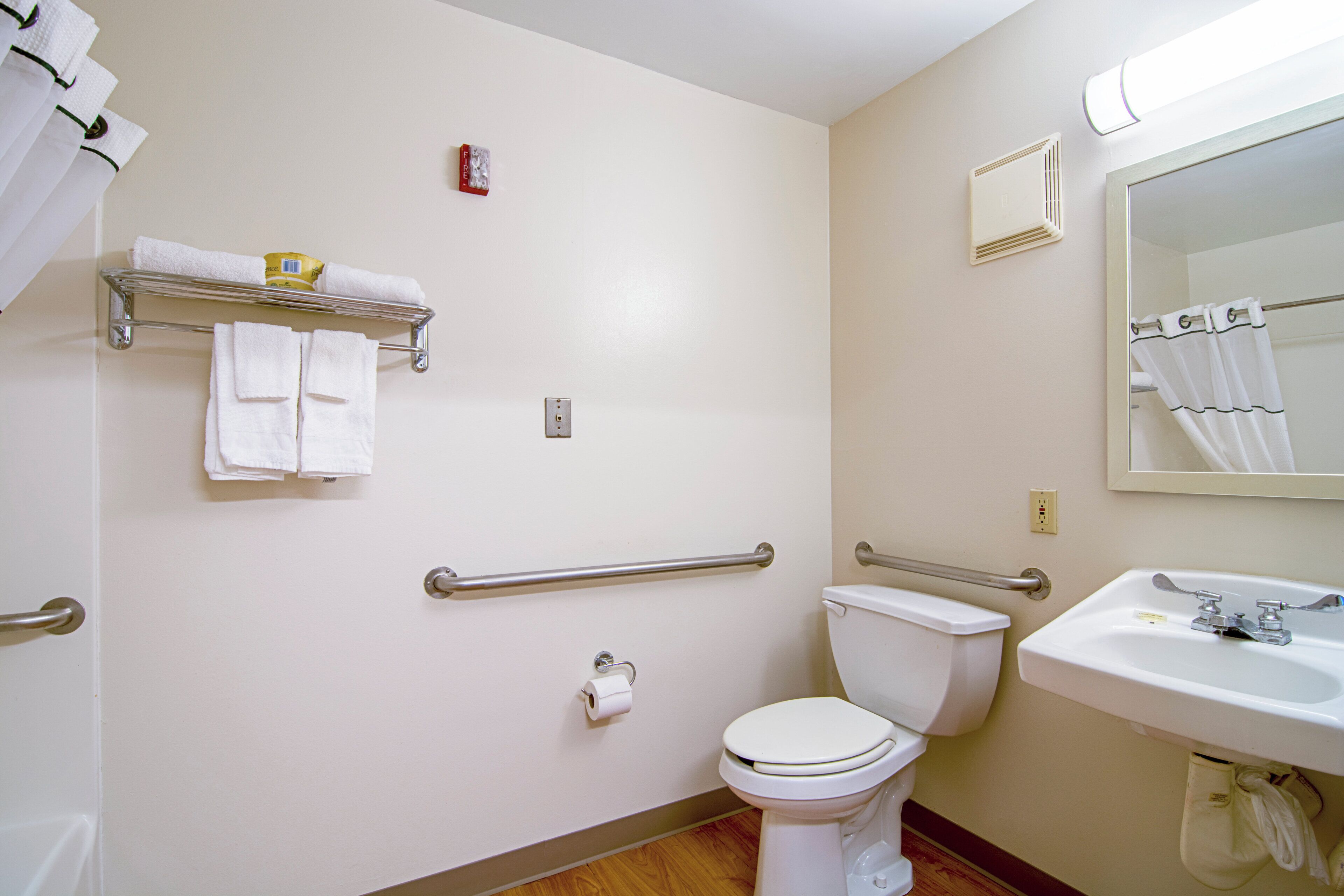 Studio, 1 Queen Bed, Accessible, Non Smoking | Bathroom