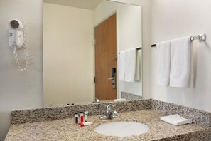 Combined shower/tub, hair dryer, towels