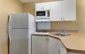 Estudio, 2 camas matrimoniales, para no fumadores | Cocina privada | Refrigerador, microondas, parrilla de estufa y cafetera y tetera 