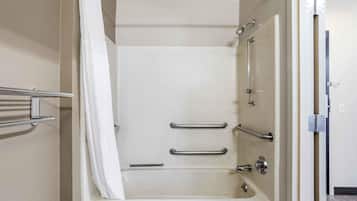 Deluxe-Studio, 1 Queen-Bett und Schlafsofa, barrierefrei, Nichtraucher | Badezimmer | Duschwanne, kostenlose Toilettenartikel, Haartrockner, Handtücher