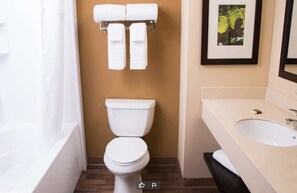 Tina con regadera, amenidades de baño gratuitas, secadora de cabello 
