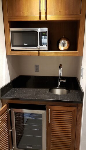 Fridge, microwave - The Belvedere Hotel (New York)