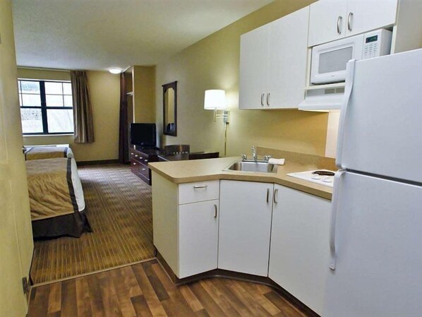 Full-size fridge, microwave, stovetop, coffee/tea maker