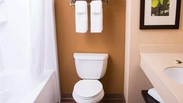 Combined shower/tub, free toiletries, hair dryer, towels