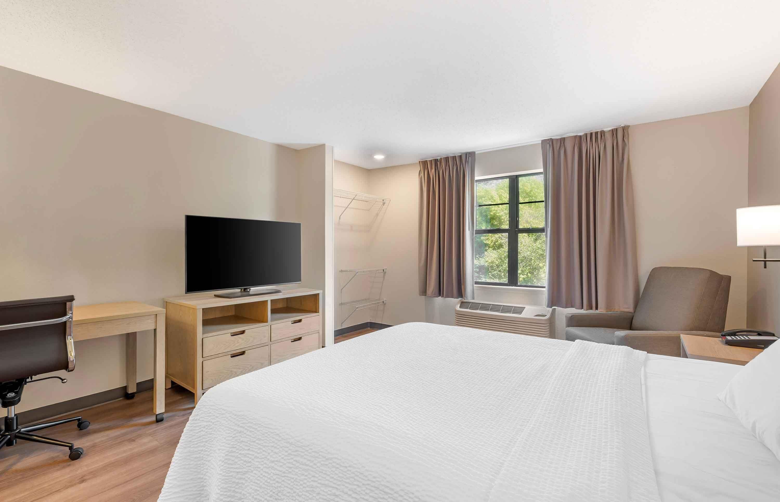 Studio, 1 Queen Bed, Non Smoking | Desk, blackout curtains, iron/ironing board, free WiFi