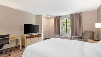 Studio, 1 Queen Bed, Non Smoking | Desk, blackout curtains, iron/ironing board, free WiFi