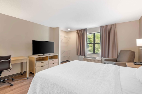 Studio, 1 Queen Bed, Non Smoking | Desk, blackout drapes, iron/ironing board, WiFi (free)