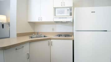 Full-sized fridge, microwave, stovetop, coffee/tea maker