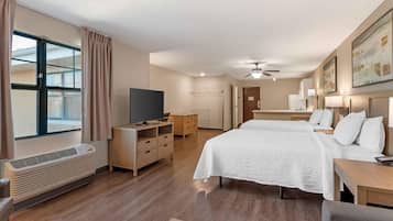 Escritorio, cortinas blackout y tabla de planchar con plancha