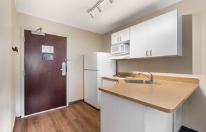 Estudio, 1 cama Queen size, para no fumadores | Cocina privada | Refrigerador con congelador, microondas y parrilla de estufa 