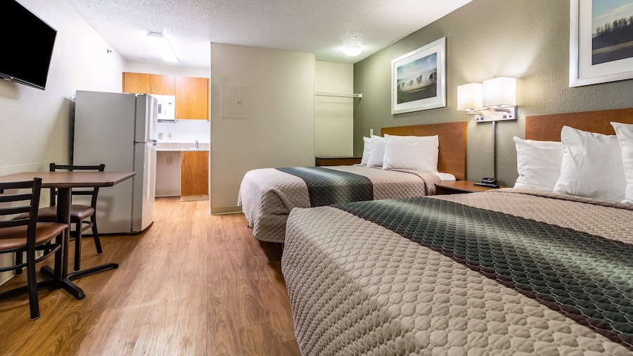 HomeTowne Studios by Red Roof Houston - Northwest