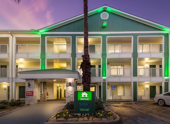 Exterior - HomeTowne Studios by Red Roof Houston - Northwest (Houston)