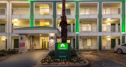 HomeTowne Studios by Red Roof Houston - Northwest