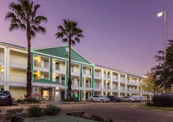 Exterior - HomeTowne Studios by Red Roof Houston - Northwest (Houston)