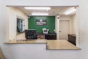 Lobby - HomeTowne Studios by Red Roof Houston - Northwest (Houston)