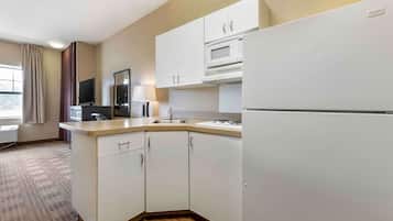 Studio, 1 Queen Bed, Non Smoking | Private kitchen | Fridge, microwave, stovetop